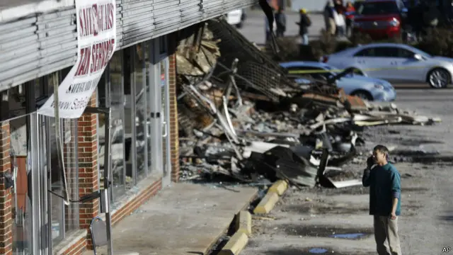 أتلفت العديد من المحال التجارية خلال أعمال العنف التي شهدتها المدينة.
