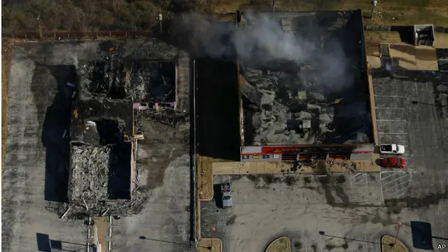 كانت نسبة كبيرة من الامريكيين الافارقة تطالب بتوجيه تهمة القتل العمد الى الشرطي ويلسون.