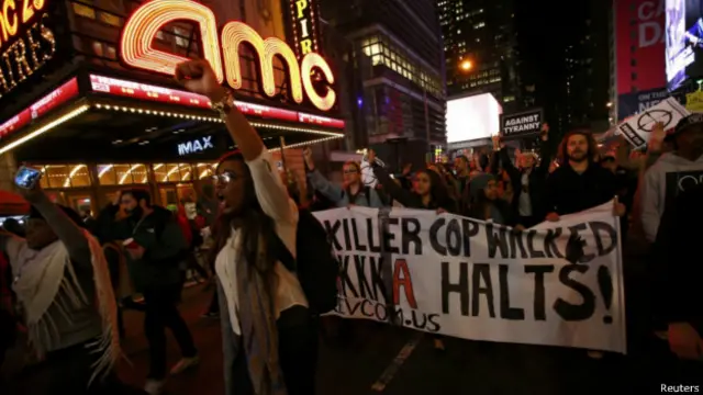 聲援布朗一家的示威者在紐約時報廣場遊行（25/11/2014）