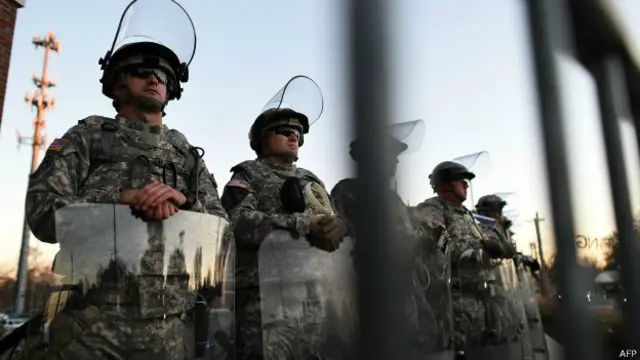 國民警衛軍人員在福格森警察局外布防（25/11/2014）