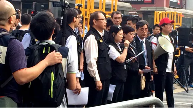 مقامات چینی حکم دادگاه را در باره ممنوعیت تصرف محلات توسط تظاهرکنندگان در محل اعتراضات با صدای بلند قرائت کردند