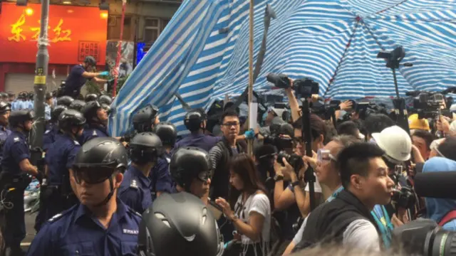 警察要求记者离开中心现场