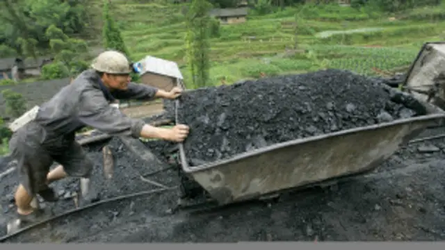 चीन के खदानों में हर साल होने वाली दुर्घटनाओं में सैकड़ों लोगों की जान चली जाती है