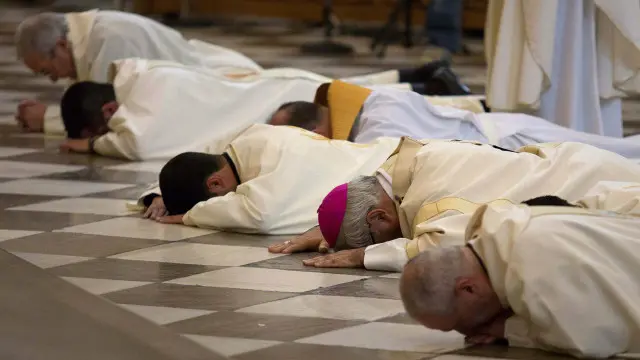 Curas postrados en la Catedral de Granada