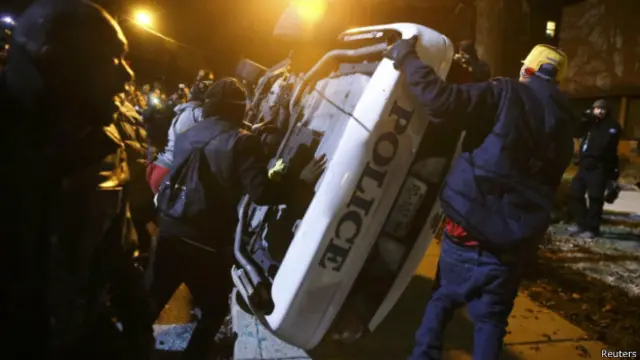 福格森一些示威者掀翻一輛警車（25/11/2014）