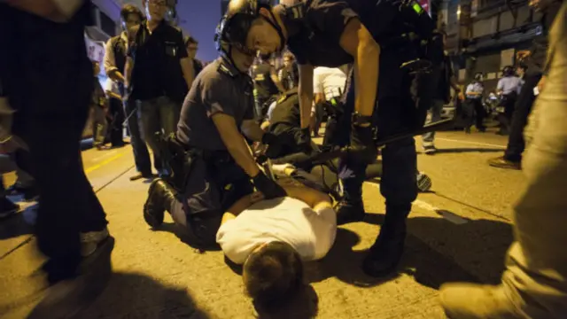 香港警察拘捕示威者。