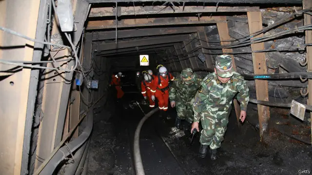 Kecelakaan tambang sering terjadi, termasuk di Provinsi Yunnan di mana 22 orang terperangkap di bawah tanah akibat banjir.