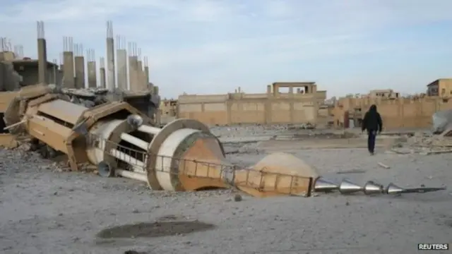 گفته می شود که مناره یک مسجد در این حملات ریخت