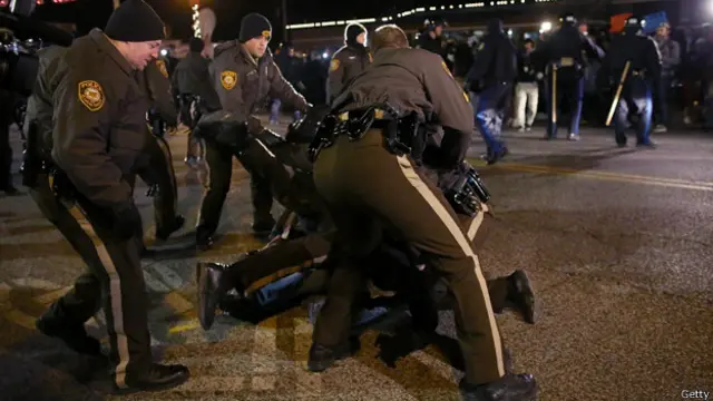 Cảnh sát tập trung đông ở nhiều nơi, nhưng lại khá mỏng ở nơi xảy ra vụ bắn Michael Brown