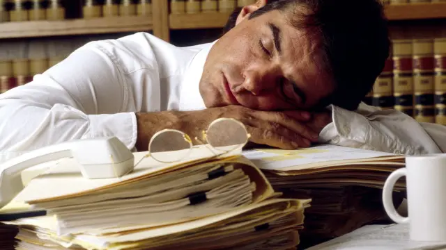 Nhiều khi quá mệt mỏi trong giờ làm việc, bạn nên chợp mắt một chút