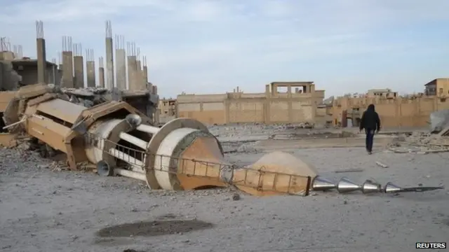 په یوه برید کې د رقې ښار د یوه جومات مناره ویشتل شوې او راغورځول شوې ده