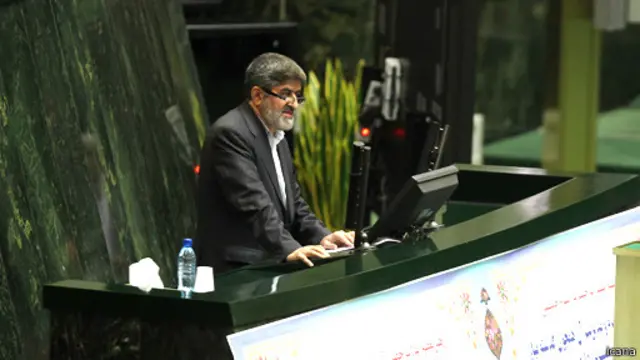 به گفته مطهری، رای اعتماد به فرهادی به "رفتار یک بام و دو هوا" مجلس تعبیر خواهد شد