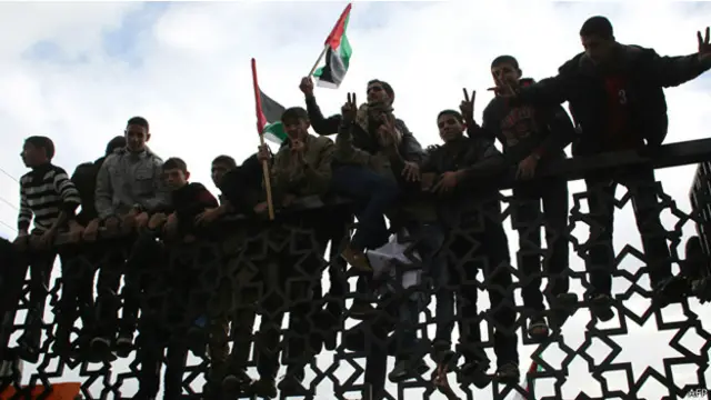 فلسطينيون يتظاهرون عند معبر رفح مطالبين السلطات المصرية بفتحه