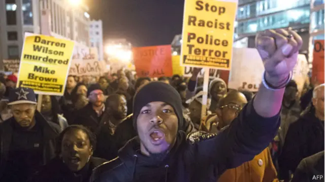 برخی از معترضان نیروی پلیس را به نژادپرستی متهم کردهاند