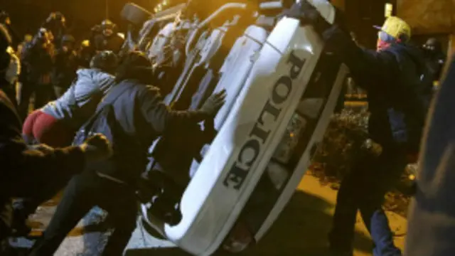 La decisión de no procesar a Wilson ha provocado protestas y actos vandálicos.