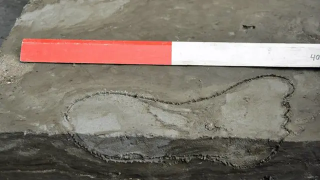 اس علاقے سے ایک انسانی پیر کا قدیم نشان بھی ملا ہے