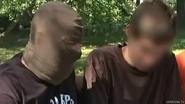 طفل مجند يجلس بجانب قائده