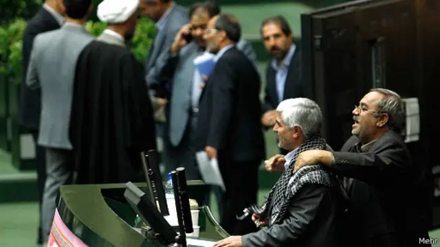 چفیه ای که بر دوش محمد فرهادی انداخته شد، اقدامی نمادین با پیامی روشن بود