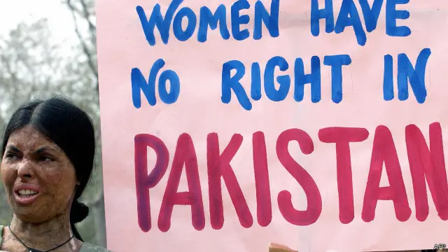 خواتین کے تحفظ کی اہلکار ان خاتون کو بچانے کے لیے کسی بھی احاطے میں داخل ہو سکتی ہیں