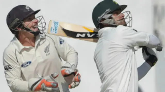 حفیظ په خپلو ۱۷۸ منډو کې ۳ شپږیزې او ۲۳ څلوریزې ووهلې. 