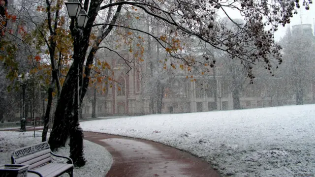 "Первый снег, а на дворе октябрь", - пишет автор снимка, сделанного в Царицыно, Вадим Павлов.