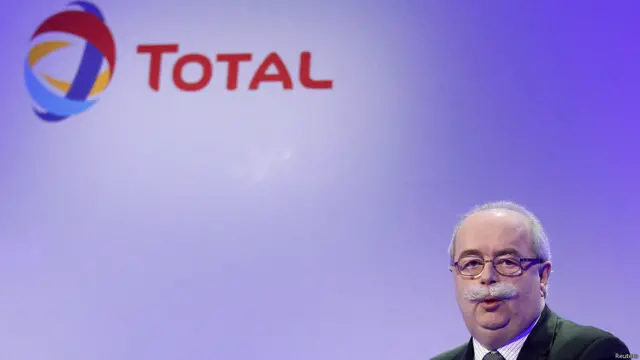 Кристоф де Маржери, глава крупнейшей французской нефтяной компании Total и "настоящий друг России", как его назвал российский президент Владимир Путин, погиб в авиакатастрофе в московском аэропорту "Внуково". 21 октября самолет бизнес-авиации Falcon на взлете столкнулся со снегоуборочной машиной, оказавшейся на взлетно-посадочной полосе. По делу об аварии самолета и гибели де Маржери проходят пятеро обвиняемых: водитель снегоуборочной машины Владимир Мартыненко, диспетчер-стажер Светлана Кривсун, диспетчер Александр Круглов, ведущий инженер аэродромной службы Владимир Леденев и руководитель полетов Роман Дунаев. 