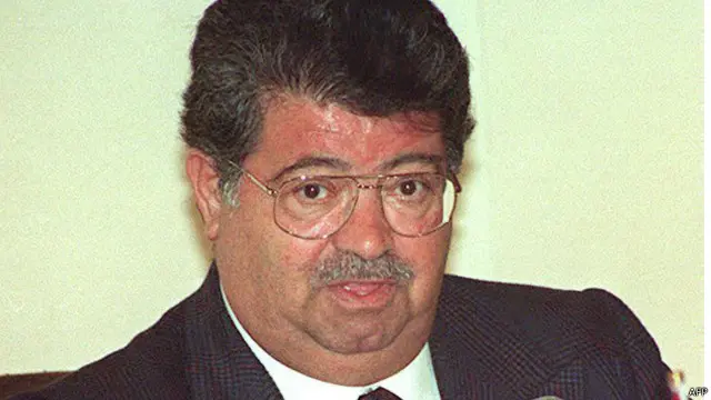 استخرج رفات أوزال من مقبرته في أكتوبر/تشرين الأول 2012 بعد أن أصدرت النيابة أمرا بإجراء تحليل بشأن الوفاة بالسم