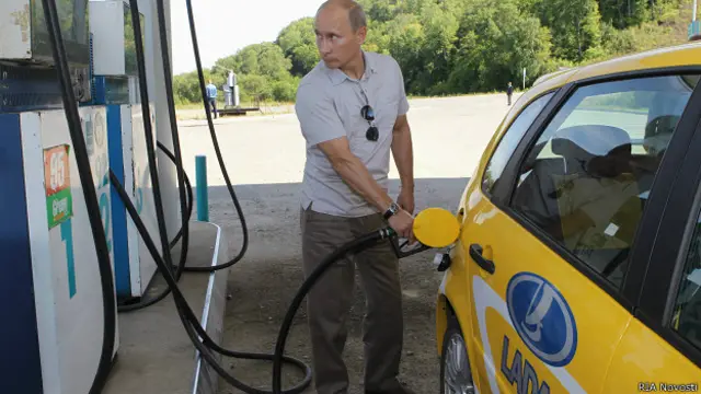 Президент России Владмир Путин на заправке