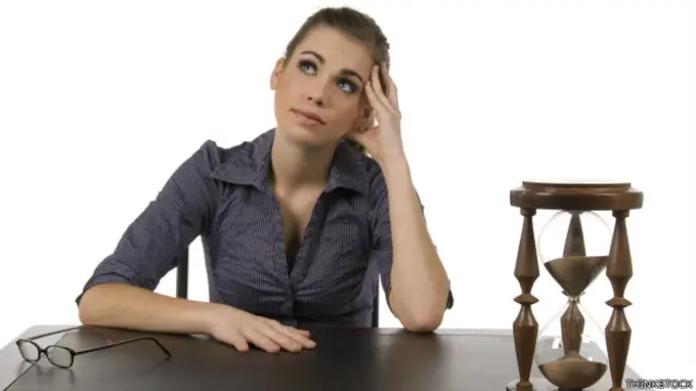 Joven con un reloj de arena