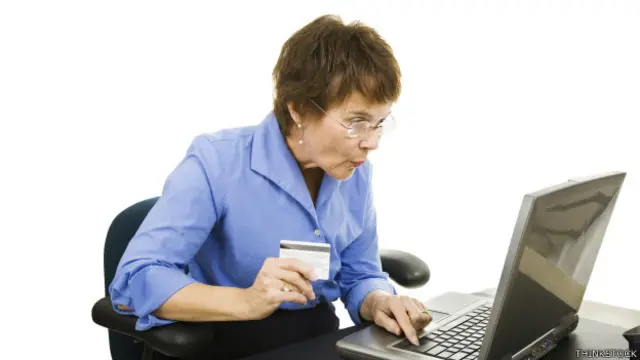 Señora de compras por internet