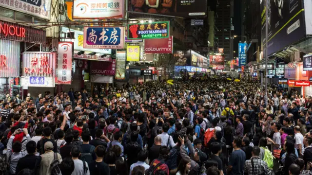Para pengunjuk rasa terus berusaha menghalangi polisi yang hendak membersihkan kawasan.