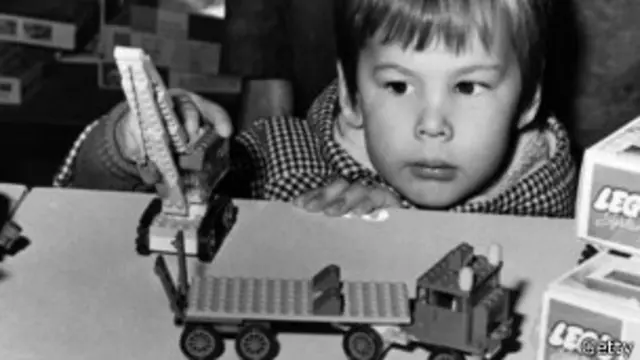 Niño jugando con Lego