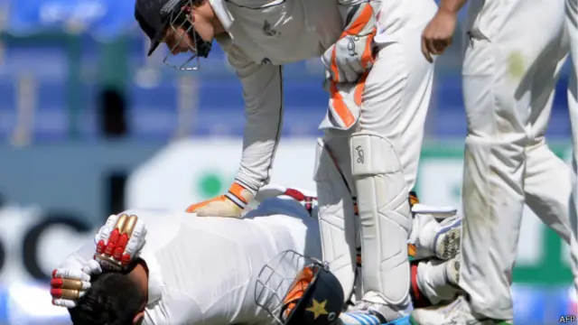 احمد شہزاد کو بھی سر میں گیند لگنے سے شدید زخم آیا تھا