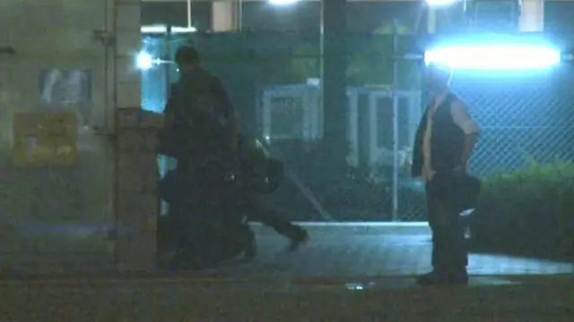 ویدئو فیلم برداری شده توسط روزنامه اپل دیلی به نظر می رسد نشان می دهد نیروهای پلیس یکی از تظاهر کنندگان را که دستبند دارد مورد ضرب و شتم قرار می دهند