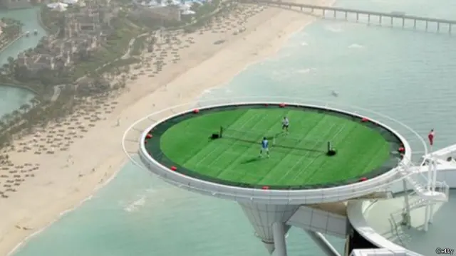 روجر فيدرير لعب مع أندريه أغاسي على ملعب تنس معلق بفندق برج العرب في دبي عام 2005