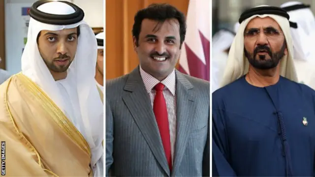 من اليمين الشيخ محمد بن راشد آل مكتوم، والشيخ تميم بن حمد ثم الشيخ منصور.