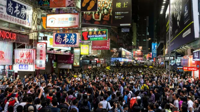 占领之下的旺角，其错综复杂，超现实的情景，不同文化的碰撞，比一般电影情节为之荒诞。