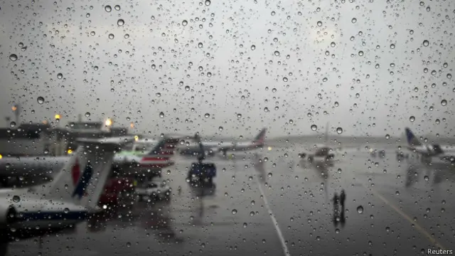 紐約拉瓜迪亞機場的雨雪