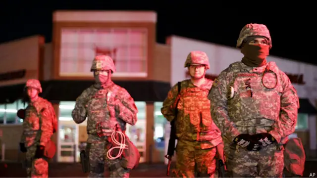 Полиция настороже в Фергюсоне, где продолжаются беспорядки