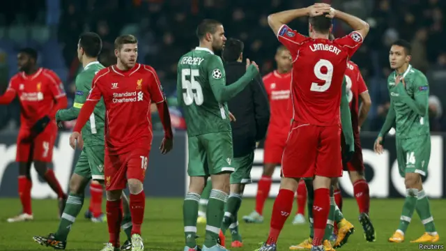 Para pemain Liverpool tak percaya kebobolan di ujung pertandingan.