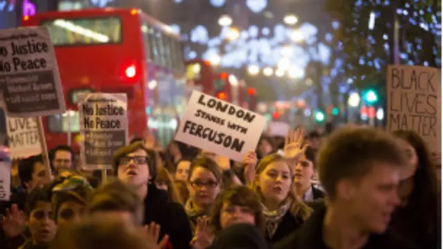 قتل جوان سیاهپوست به دست پلیس باعث اعتراض گسترده در آمریکا شد