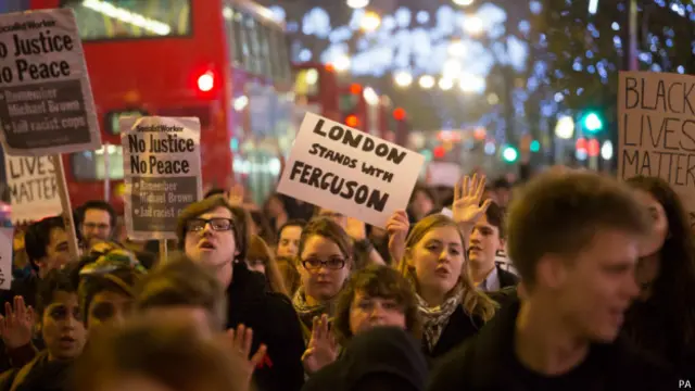 تظاهر حوالي ألف شخص أمام السفارة الأمريكية في لندن تضامنا مع المحتجين في أنحاء الولايات المتحدة.