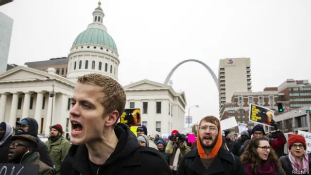 الاحتجاجات استمرت لليوم الثالث على التوالي بعد قرار هيئة المحلفين عدم توجيه اتهام للضابط قاتل براون.