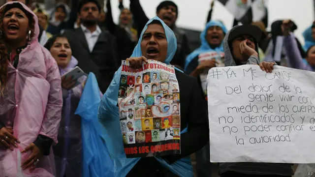 Keluarga siswa yang hilang memimpin protes massal untuk mengekspresikan kemarahan mereka terhadap pemerintah. 