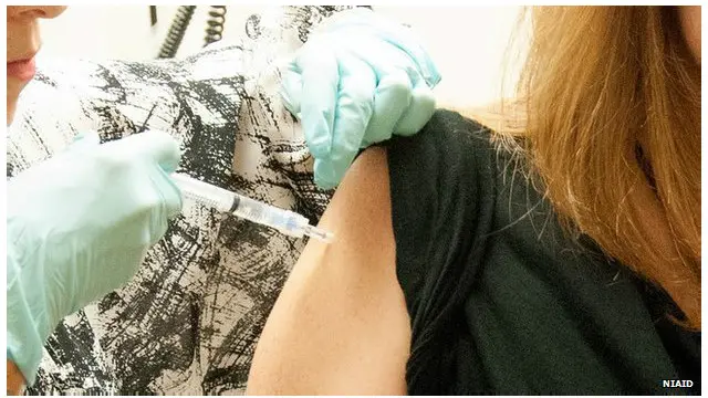 Seorang wanita berusia 39 tahun menjadi relawan pertama yang menerima vaksin eksperimental Ebola.