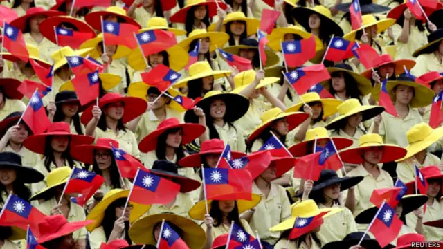 “双十节”庆典上挥舞中华民国国旗的台湾年青人（10/10/2014）