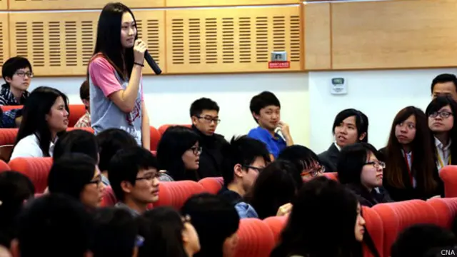 一名大陆女学生在台北东吴大学的李登辉交流会上提问（台湾中央社图片8/5/2014）