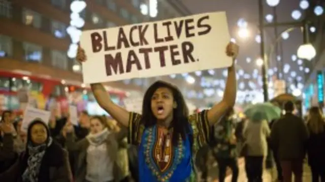 विरोध प्रदर्शन करते लोग