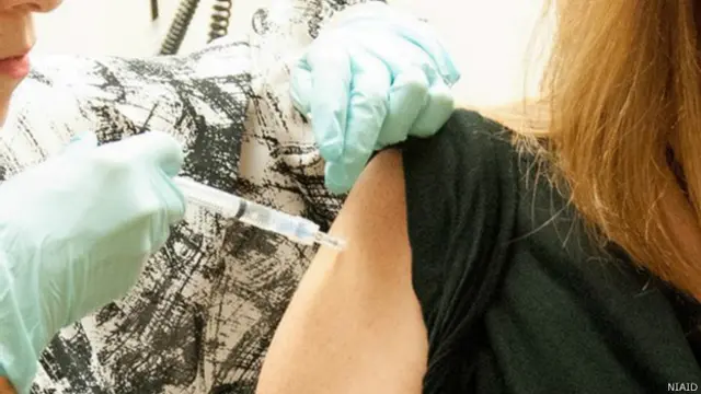 Một phụ nữ 39 tuổi là người đầu tiên tình nguyện thử vaccine chống Ebola