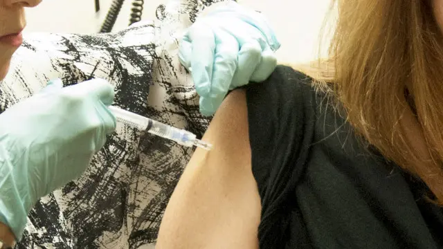 استخدم في اللقاح فيروس البرد لدى الشمبانزي بعد تعديله جينياً لينتج خلايا مناعية للحماية من الايبولا